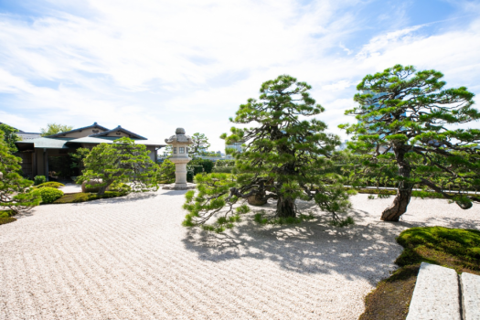 湖畔庭園