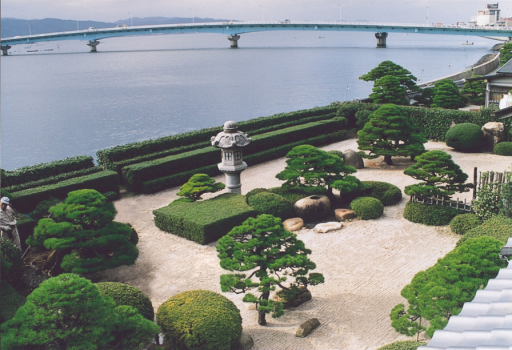 湖畔庭園
