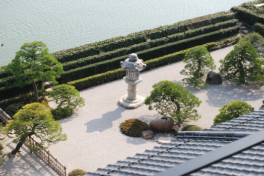 湖畔庭園