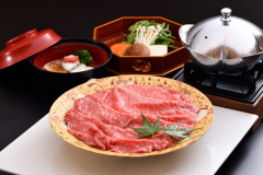 近江牛しゃぶしゃぶをお出汁でさっぱりとお召し上がりくださいませ。 近江牛しゃぶしゃぶをお出汁でさっぱりとお召し上がりくださいませ。