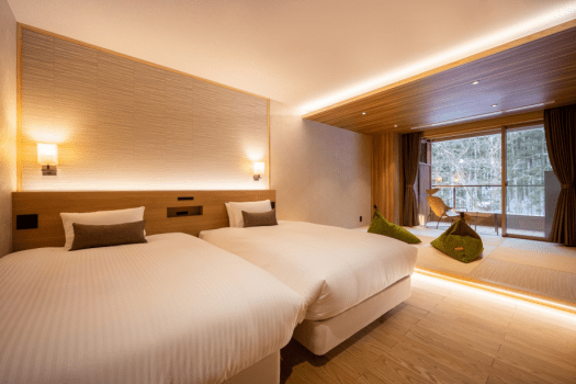 志だてスイートの寝室　セミダブルベッドを予め2組用意。3名様以上の場合は畳部分にお布団を敷かせていただきます。