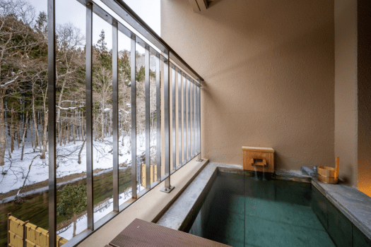 志だてスイート　渓流を望む石枡露天風呂（冬）　※露天風呂は旧客室のものを使用しています。