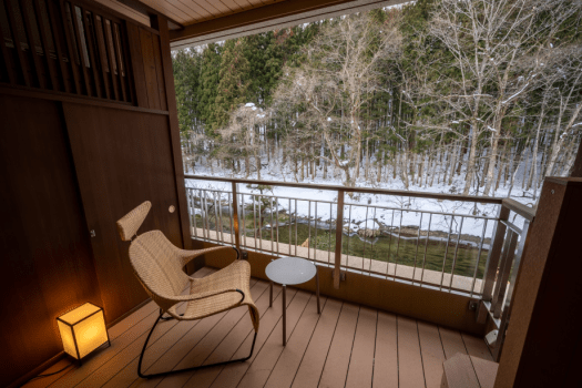 志だてスイート　解放的なバルコニーから豊沢川をご覧いただけます。冬には雪見も楽しめる