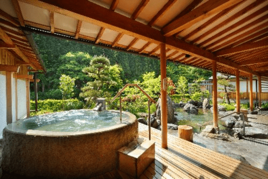 【大浴場露天風呂】春から夏は緑が気持ち良い♪四季折々お楽しみ頂けます。