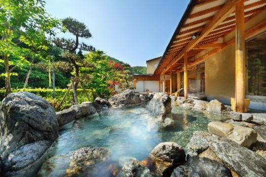 【大浴場露天風呂】春から夏は緑が気持ち良い♪四季折々お楽しみ頂けます。 【大浴場露天風呂】春から夏は緑が気持ち良い♪四季折々お楽しみ頂けます。