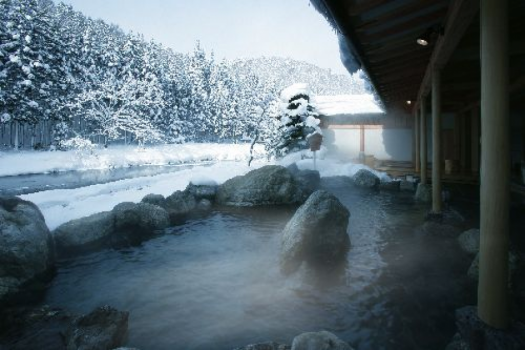 【大浴場露天風呂】冬は雪見風呂でゆったり♪四季折々お楽しみ頂けます。 【大浴場露天風呂】冬は雪見風呂でゆったり♪四季折々お楽しみ頂けます。