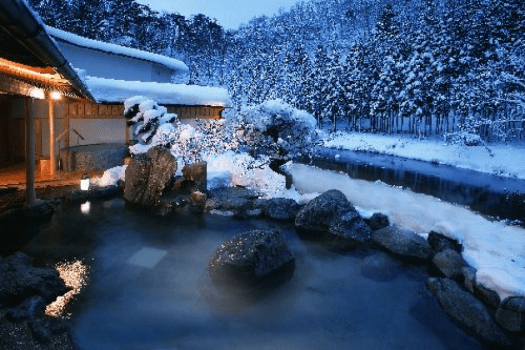 【大浴場露天風呂】冬は雪見風呂でゆったり♪四季折々お楽しみ頂けます。