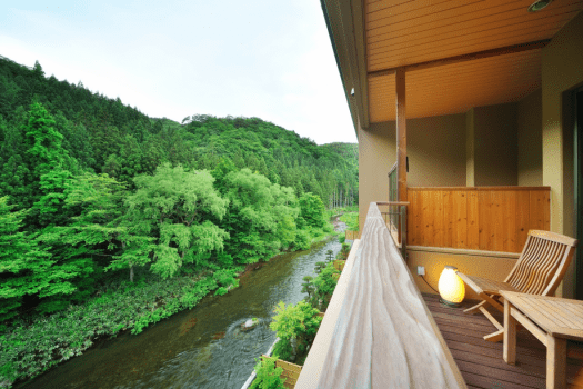 4階　眺望メゾネット和モダン　陶器露天風呂付（禁煙）　バルコニーから眼下の豊沢川をご覧いただけます。