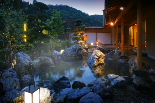 大浴場「喜久の湯」 庭園露天風呂(夜) 夜間に男女入れ替えとなります。 大浴場「喜久の湯」 庭園露天風呂(夜) 夜間に男女入れ替えとなります。