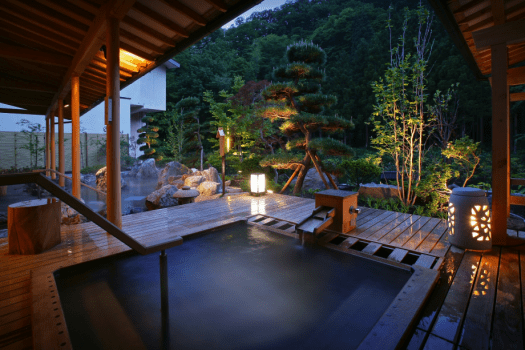 大浴場「喜久の湯」　ヒバの露天風呂（夜）　夜間に男女入れ替えとなります。