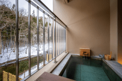 志だてスイート　渓流を望む石枡露天風呂（冬）　※露天風呂は旧客室のものを使用しています。