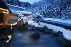 【大浴場露天風呂】冬は雪見風呂でゆったり♪四季折々お楽しみ頂けます。