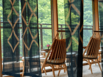 風を感じるロビー