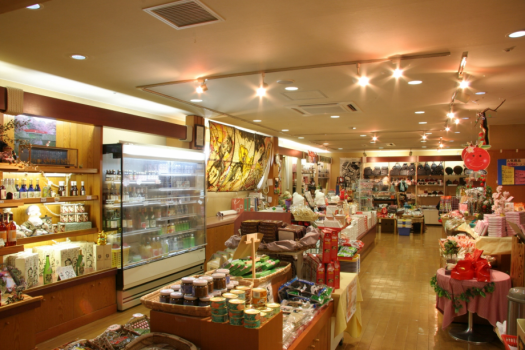 花館1階にある、売店「里のみやげ」。津軽の郷土品やお菓子がたくさん!りんごの直送も承ります! 花館1階にある、売店「里のみやげ」。津軽の郷土品やお菓子がたくさん!りんごの直送も承ります!