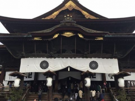 「遠くても一度は詣れ」といわれる善光寺は、宗派の別なく参拝でき、古くから庶民の信仰を集めてきました。
