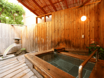 専用露天風呂の一例（客室毎に設えが異なります）