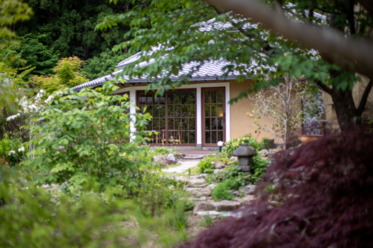 敷地内に咲く四季折々の花のおもてなし