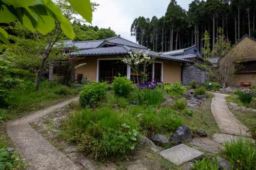 緑豊かな中庭は、四季折々に様々な花や木々が愉しませてくれます。