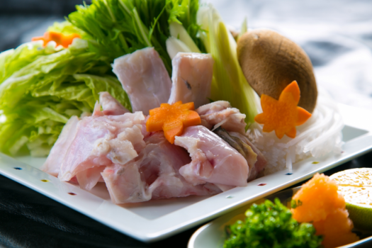 肉厚で歯ごたえのある河豚の身と、旬の食材と一緒に味わう河豚ちり。
