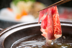 ゆっくりとお湯をくぐらせて肉の旨味を閉じ込める。 ゆっくりとお湯をくぐらせて肉の旨味を閉じ込める。