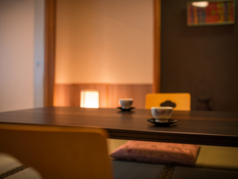 お部屋は10畳から12畳までの和室【禁煙室】で、ご人数に合わせた広さのお部屋でご用意させていただきます。「館」及び「広さ」、「景観」は当ホテルにお任せいただく分、館をご指定されるよりリーズナブルにご利用いただけます。