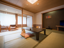 お部屋は10畳から12畳までの和室【禁煙室】で、ご人数に合わせた広さのお部屋でご用意させていただきます。「館」及び「広さ」、「景観」は当ホテルにお任せいただく分、館をご指定されるよりリーズナブルにご利用いただけます。 お部屋は10畳から12畳までの和室【禁煙室】で、ご人数に合わせた広さのお部屋でご用意させていただきます。「館」及び「広さ」、「景観」は当ホテルにお任せいただく分、館をご指定されるよりリーズナブルにご利用いただけます。