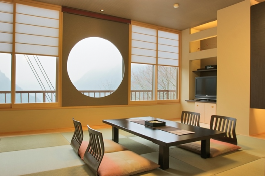 和室10畳　３～４名様向けのお部屋です
円窓からは渓谷をご覧いただけます
（建物の構造物が視界に入ります。ご了承くださいませ）