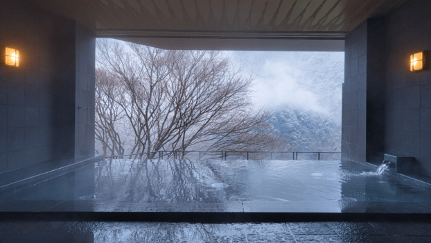 展望風呂「雲遊天空の湯（SORANOYU)]」冬の澄んだ空気を感じ、雪景色を眺めながらの湯あみ