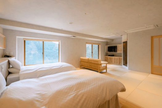 シャワーブース客室「玻璃（はり）」眺望は渓谷側になります（2026年３月リニューアル）