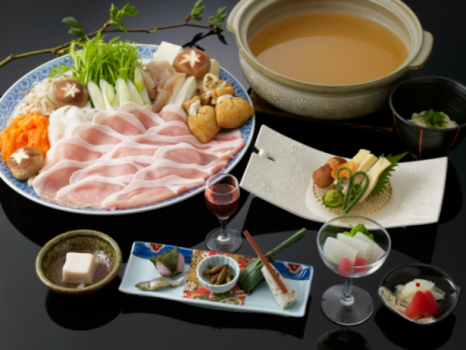 地元の味噌と日本酒がコラボした風味ある出汁はお酒の香りもほどよく、地酒が入ることで阿波金時豚と野菜のうまみがよりいっそう感じられる絶品鍋です。鍋会席コースですので他のお料理も楽しめます