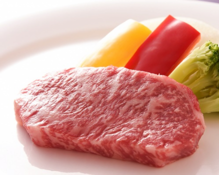 赤身と脂身が絶妙なバランスで舌の上でとろける徳島県のブランド牛「阿波牛」を鉄板焼きでお召し上がりください。阿波牛を焼く時の香りもごちそうです！