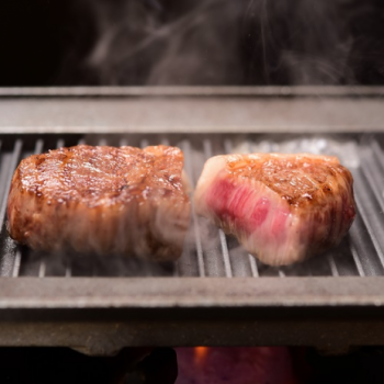 肉を焼く音もかおりもご馳走です。肉汁の旨みを堪能できる鉄板焼き