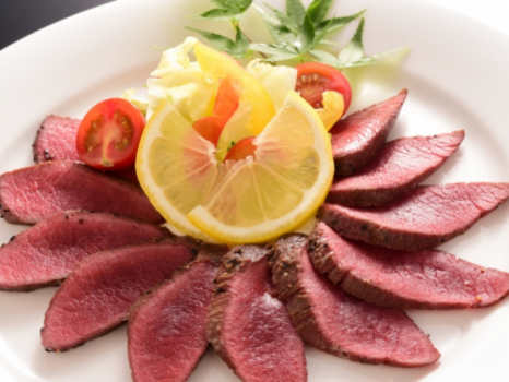 ～祖谷ジビエ　鹿肉ロースト～じっくりローストした鹿肉にさっぱりとした山葵のジュレをかけてお召し上がりください。※画像はイメージです