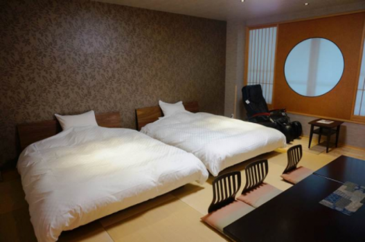 和室15畳のお部屋にベッド２台（160×210）をご用意しております。
※３名様からの寝具は和式布団になります。