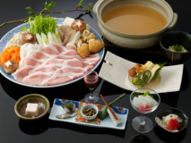 地元の味噌と日本酒がコラボした風味ある出汁はお酒の香りもほどよく、地酒が入ることで阿波金時豚と野菜のうまみがよりいっそう感じられる絶品鍋です。鍋会席コースですので他のお料理も楽しめます 地元の味噌と日本酒がコラボした風味ある出汁はお酒の香りもほどよく、地酒が入ることで阿波金時豚と野菜のうまみがよりいっそう感じられる絶品鍋です。鍋会席コースですので他のお料理も楽しめます