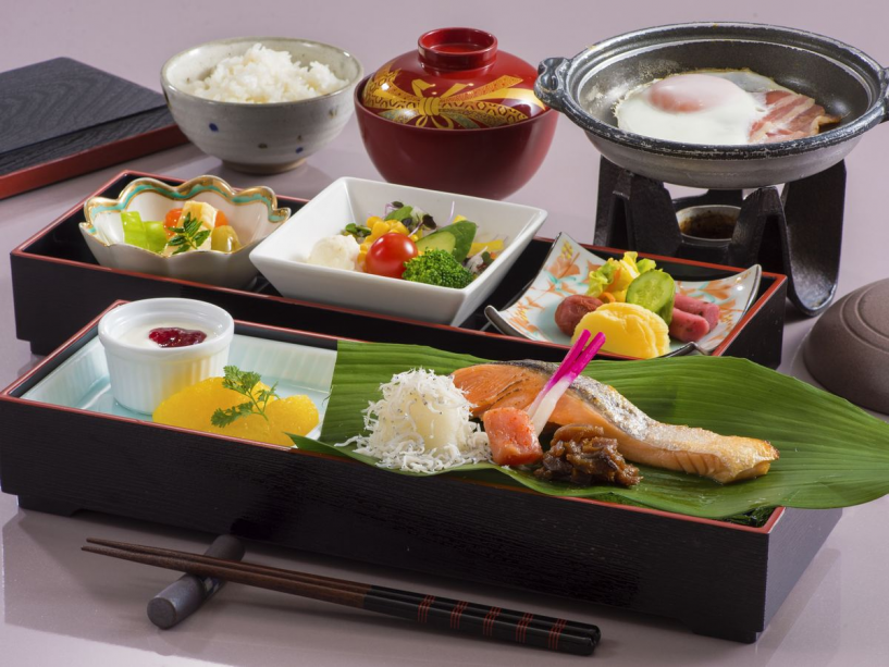 朝食は和を基本としたお膳仕立て。焼きたての干物やあおさの味噌汁など磁味豊かな郷土料理をどうぞ