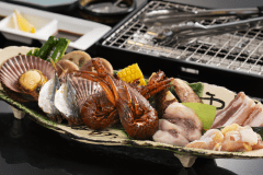 【伊勢志摩の波音　海楼（いせしまのなみね かいろう）】かんてき（網焼き）料理　　魚介とお造りは2名様盛りイメージです