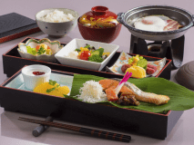 【伊勢志摩の波音　海楼（いせしまのなみね かいろう）】朝食は和を基本としたお膳仕立て。焼きたての干物やあおさの味噌汁など磁味豊かな郷土料理をどうぞ