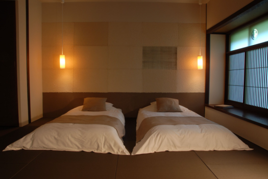 和室14畳+マッサージチェア&掘りごたつ付客室「山の菴(いおり)・和室ツイン」全3室
掘りごたつのあるモダンな和のツインベッドルーム。
マッサージチェアを備え付けており、いつでもリラックスしたひと時をお過ごしいただけます。山の菴よりゆったりと寛げる、モダンな和の空間。
掘りごたつから山の景色を望み、季節の移ろいを感じてください。 和室14畳+マッサージチェア&掘りごたつ付客室「山の菴(いおり)・和室ツイン」全3室
掘りごたつのあるモダンな和のツインベッドルーム。
マッサージチェアを備え付けており、いつでもリラックスしたひと時をお過ごしいただけます。山の菴よりゆったりと寛げる、モダンな和の空間。
掘りごたつから山の景色を望み、季節の移ろいを感じてください。