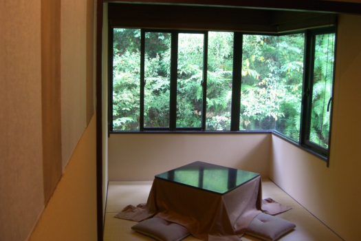 和室14畳+マッサージチェア&掘りごたつ付客室「山の菴(いおり)・和室ツイン」全3室
掘りごたつのあるモダンな和のツインベッドルーム。
マッサージチェアを備え付けており、いつでもリラックスしたひと時をお過ごしいただけます。山の菴よりゆったりと寛げる、モダンな和の空間。
掘りごたつから山の景色を望み、季節の移ろいを感じてください。 和室14畳+マッサージチェア&掘りごたつ付客室「山の菴(いおり)・和室ツイン」全3室
掘りごたつのあるモダンな和のツインベッドルーム。
マッサージチェアを備え付けており、いつでもリラックスしたひと時をお過ごしいただけます。山の菴よりゆったりと寛げる、モダンな和の空間。
掘りごたつから山の景色を望み、季節の移ろいを感じてください。