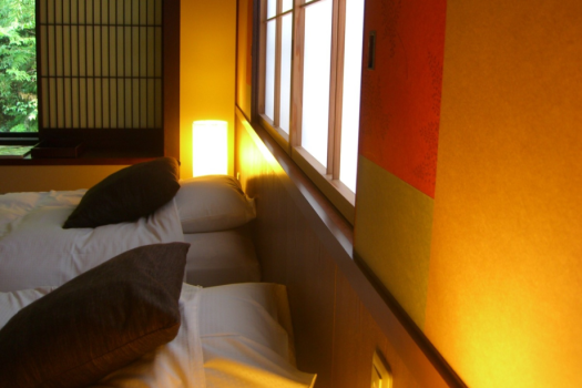和室14畳+マッサージチェア&掘りごたつ付客室「山の菴(いおり)・和室ツイン」全3室
掘りごたつのあるモダンな和のツインベッドルーム。
マッサージチェアを備え付けており、いつでもリラックスしたひと時をお過ごしいただけます。山の菴よりゆったりと寛げる、モダンな和の空間。
掘りごたつから山の景色を望み、季節の移ろいを感じてください。 和室14畳+マッサージチェア&掘りごたつ付客室「山の菴(いおり)・和室ツイン」全3室
掘りごたつのあるモダンな和のツインベッドルーム。
マッサージチェアを備え付けており、いつでもリラックスしたひと時をお過ごしいただけます。山の菴よりゆったりと寛げる、モダンな和の空間。
掘りごたつから山の景色を望み、季節の移ろいを感じてください。