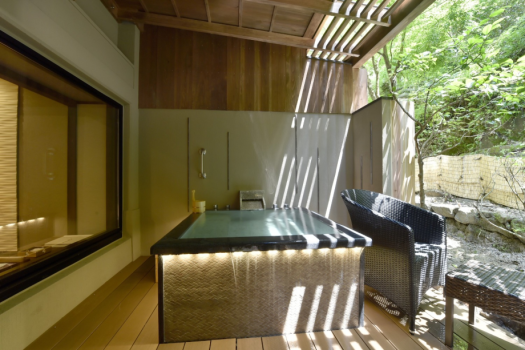 和室10畳+露天風呂付客室「山のテラス」全4室
和の空間、落ち着いた佇まい。
山の緑を眺め、畳の間でゆっくりお寛ぎください。 和室10畳+露天風呂付客室「山のテラス」全4室
和の空間、落ち着いた佇まい。
山の緑を眺め、畳の間でゆっくりお寛ぎください。