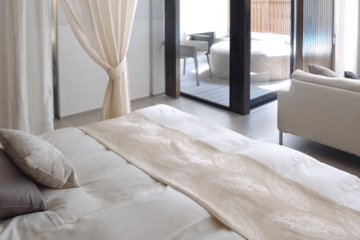 洋室＋岩盤浴
温泉掛流し露天風呂付客室「清遊（せいゆう）」68平米全1室
いつもの日常から離れ、ジャグジーと岩盤浴で自分をととのえる贅沢空間。
洋室の白いお部屋での時間を愉しんで、天蓋に囲まれて穏やかにおやすみください。