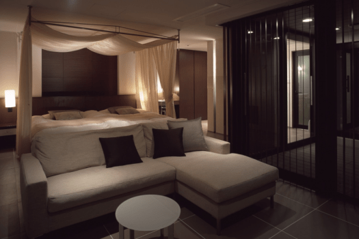 洋室＋岩盤浴
温泉掛流し露天風呂付客室「清遊（せいゆう）」68平米全1室
いつもの日常から離れ、ジャグジーと岩盤浴で自分をととのえる贅沢空間。
洋室の白いお部屋での時間を愉しんで、天蓋に囲まれて穏やかにおやすみください。