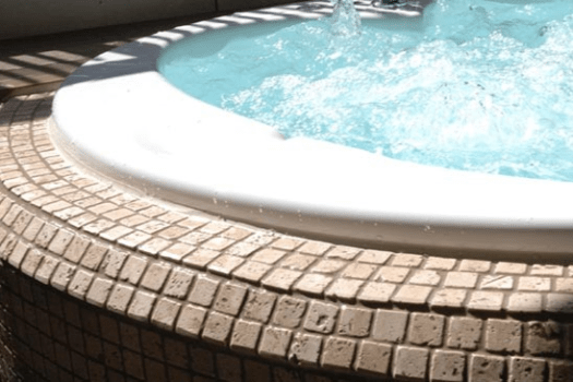 洋室＋岩盤浴
温泉掛流し露天風呂付客室「清遊（せいゆう）」68平米全1室
いつもの日常から離れ、ジャグジーと岩盤浴で自分をととのえる贅沢空間。
洋室の白いお部屋での時間を愉しんで、天蓋に囲まれて穏やかにおやすみください。