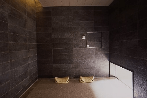 洋室＋岩盤浴
温泉掛流し露天風呂付客室「清遊（せいゆう）」68平米全1室
いつもの日常から離れ、ジャグジーと岩盤浴で自分をととのえる贅沢空間。
洋室の白いお部屋での時間を愉しんで、天蓋に囲まれて穏やかにおやすみください。