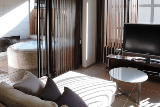 洋室＋岩盤浴
温泉掛流し露天風呂付客室「清遊（せいゆう）」68平米全1室
いつもの日常から離れ、ジャグジーと岩盤浴で自分をととのえる贅沢空間。
洋室の白いお部屋での時間を愉しんで、天蓋に囲まれて穏やかにおやすみください。