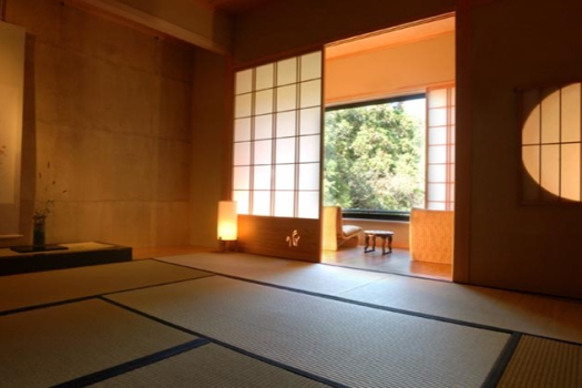 和室10畳+寝室8畳+広縁
温泉掛流し露天風呂付客室「早蕨(さわらび)」68平米全1室
温泉掛け流し露天風呂と和の室礼、京都「唐長」京唐紙の和室と寝室。
和の佇まいのゆったり過ごせるお部屋。
山もみじの緑に染まる湯が流れゆく、癒しのひとときをお過ごしください。 和室10畳+寝室8畳+広縁
温泉掛流し露天風呂付客室「早蕨(さわらび)」68平米全1室
温泉掛け流し露天風呂と和の室礼、京都「唐長」京唐紙の和室と寝室。
和の佇まいのゆったり過ごせるお部屋。
山もみじの緑に染まる湯が流れゆく、癒しのひとときをお過ごしください。