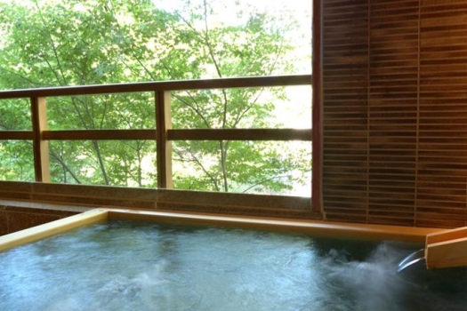 和室10畳+寝室8畳+広縁
温泉掛流し露天風呂付客室「早蕨(さわらび)」68平米全1室
温泉掛け流し露天風呂と和の室礼、京都「唐長」京唐紙の和室と寝室。
和の佇まいのゆったり過ごせるお部屋。
山もみじの緑に染まる湯が流れゆく、癒しのひとときをお過ごしください。 和室10畳+寝室8畳+広縁
温泉掛流し露天風呂付客室「早蕨(さわらび)」68平米全1室
温泉掛け流し露天風呂と和の室礼、京都「唐長」京唐紙の和室と寝室。
和の佇まいのゆったり過ごせるお部屋。
山もみじの緑に染まる湯が流れゆく、癒しのひとときをお過ごしください。