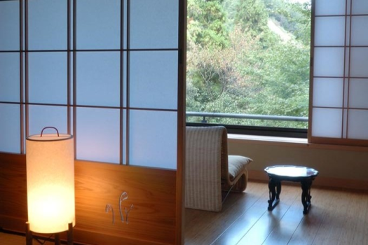 和室10畳+寝室8畳+広縁
温泉掛流し露天風呂付客室「早蕨(さわらび)」68平米全1室
温泉掛け流し露天風呂と和の室礼、京都「唐長」京唐紙の和室と寝室。
和の佇まいのゆったり過ごせるお部屋。
山もみじの緑に染まる湯が流れゆく、癒しのひとときをお過ごしください。 和室10畳+寝室8畳+広縁
温泉掛流し露天風呂付客室「早蕨(さわらび)」68平米全1室
温泉掛け流し露天風呂と和の室礼、京都「唐長」京唐紙の和室と寝室。
和の佇まいのゆったり過ごせるお部屋。
山もみじの緑に染まる湯が流れゆく、癒しのひとときをお過ごしください。